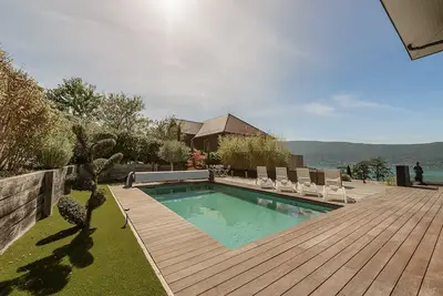 Image de Villa Sunrise – Villa contemporaine avec piscine et vue panoramique sur le lac d’Annecy