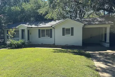 Image de Walk to the game and/or the Square! Cozy home with screened-in back porch.