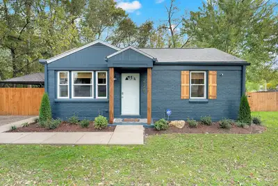 Image de Gorgeous Cozy Bungalow in the Heart of Franklin with Covered Patio & Firepit!
