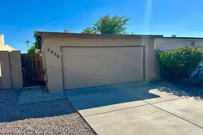 Image de Charming 3-bedroom house with Garage & Grassy Yard