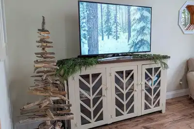 Image de Lakeshore Sunsets - King Bed, Hot tub!