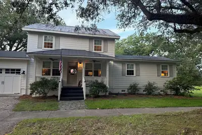 Image de Charming 5-bedroom coastal cottage walking distance to downtown, park & landing