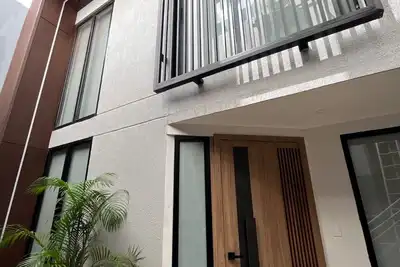 Image de Modern Home 7-Bedroom with Jacuzzi.