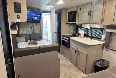 Image de Cozy Rv Stay · 21ft Trailer with Wi-Fi & Comfort