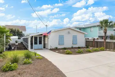 Image de 3-bedroom family-friendly cottage in Panama City Beach - 2minutes from beach!