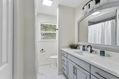 Image de Spacious 4-bedroom house in Prime Location!