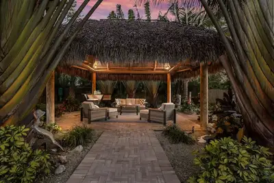 Image de Tropical Tiki:Outdoor Oasis, Tiki Hut, Pool by Anna Maria Life Vacation Rentals