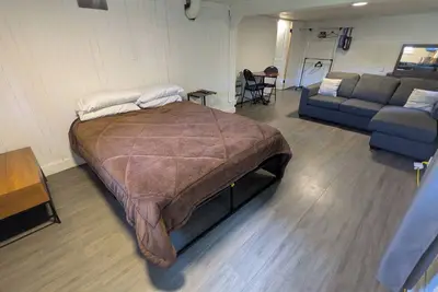 Image de Fenced Pet Friendly Bachelor Basement Suite of Older House in East Vancouver