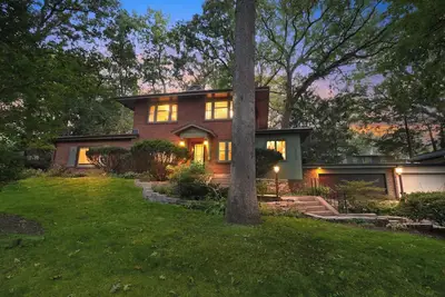 Image de 1920s Cottage with Hot Tub, Fire Pit and Game Room