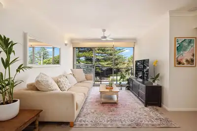 Image de 100m to Mona Vale Beach, Parks, Cafes & Restaurants
