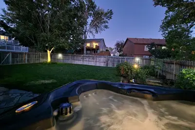 Image de The Cove in New Millard 3br 2ba (Hottub, Multi-lvl Deck, Modern Split lvl)