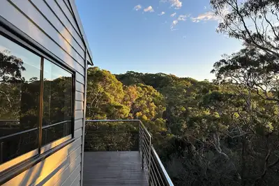 Image de Large architect designed home directly overlooking the Royal National Park