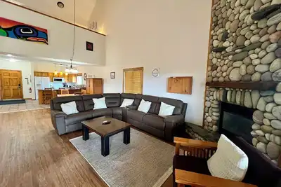 Image de Affordable Slope-Side: 3br Condo w/ Private Hot Tub, Gas Fireplace, Great Location & Views.