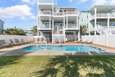 Image de \"Shrimply The Best\" is better than all the rest! This gorgeous property features 5 Bedrooms, 5. 5 Bathrooms, private Saltwater pool, Tiki Bar, and Elevator.
