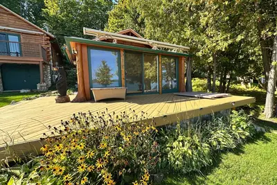 Image de *New* Lake Charlevoix 1-Bed Hideaway