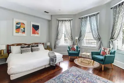 Image de Oglethorpe Square Escape | Walk to All of Savannah