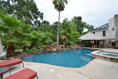 Image de Huge Fun Pool/Tiki Hut & Big Gameroom, Pool table