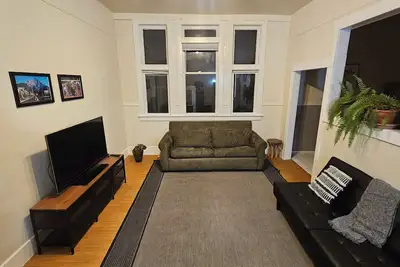 Image de Cozy Winter Retreat | Quiet 1br in Historic Bankview | Walk to 17th Ave