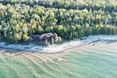 Image de Gorgeous 6-bedroom house on Lake Huron featuring on-site rentals