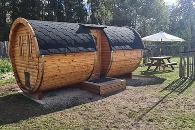 Image de Glamping in a heated camping barrel at Leo's Farm