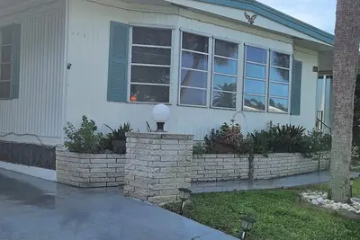 Charming Beach Cottage only 2 miles from Venice beach