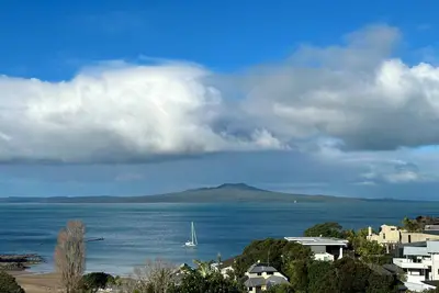 Image de Spectacular views from this lovely sunny home in Castor Bay.