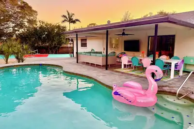 Image de New! Playful Palm Home: Pool, Pickleball, & Golf.