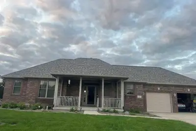 Image de Cozy family home complete with 2 friendly cats--close to everything!