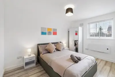Image de 4 Min to Ltn | Modern Stylish | WiFi | FreeParking