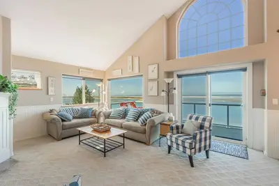 Image de Spectacular views of the Pacific Ocean and Bay - 3 Bedroom house sleeps 8.