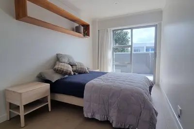 Image de Modern, well appointed apartment, center of town, walk to the beach