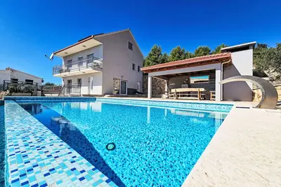 Image de Maison de vacances privée avec Wifi, bain à remous, climatisation, piscine privée, Tv, terrasse