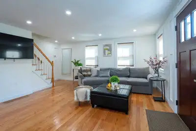 Image de Elegant 4br/3br Home w/Yard & 4 Parking in Dedham