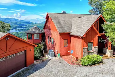 Image de Majestic Mountain Retreat by Chatuge Home Concierge | Lake Chatuge & Mountain Views · Hot Tub · Fireplace · Wet Bar · 3 Mins to Downtown Hiawassee