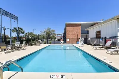Image de Outdoor Pool Stay Near Austins + Pets Welcome & Free Parking