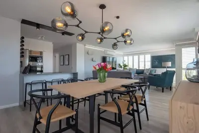 Image de Laridae Luxe - 3bd Central Apt w Pool