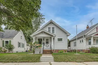 Image de Fresh Coast Craftsman - Monthly Rentals Available!