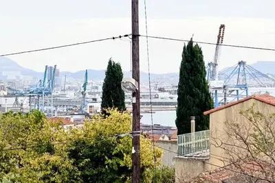 Image de Maison d'artistes. Large vue sur la mer et le port. Et jardin avec chalet