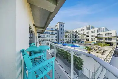 Image de Large luxury water front unit. Walk to shopping & restaurants.