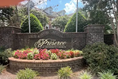 Image de Charming bed/bath suite, living rm, kitchenette, steps to shops, trails & dining