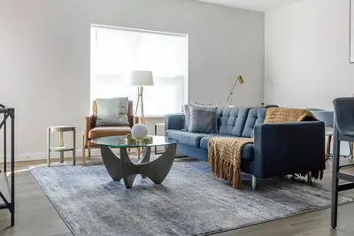 Landing | Chic 2bd, Pool, Gym