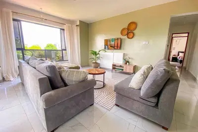 Image de Spacious 2 br + studio retreat, balconies, 10 min walk to mall & beach