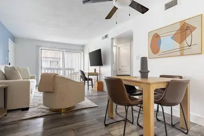 Image de Landing | Modern 2bd in Maryvale Village