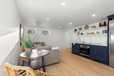Image de Renovated Landmark Historic Apt Steps from Rino