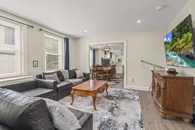 Image de Narberth 3br: King Bed, Garage, Ev Charger, Gym, Yard, Ac, Laundry, Walk to Rail