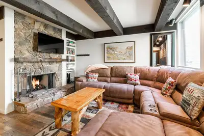 Image de Perfect Lionshead Village location! Pool Hot tub sauna fitness room! Cozy decor!