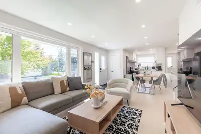 Image de Newly renovated 3 bedroom bungalow, charming & convenience