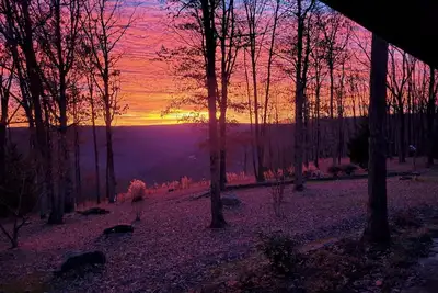 Image de Escape to the beauty of Monteagle with this private bluff-top cabin