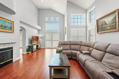 Image de Cozy 3-Bedroom Family Home Clean, Spacious & Convenient Location 6 Beds