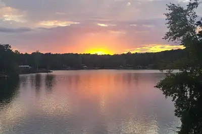 Image de Cozy Lake Martin Retreat - 3br Getaway with Fireplace & Peaceful Views